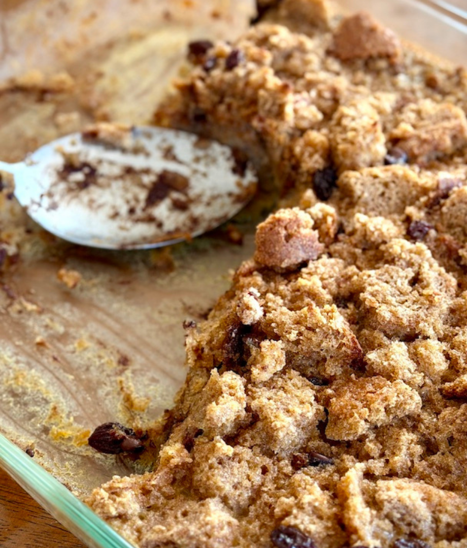 Pain perdu au four préparé avec du pain intégral, des raisins secs et des pépites de chocolat